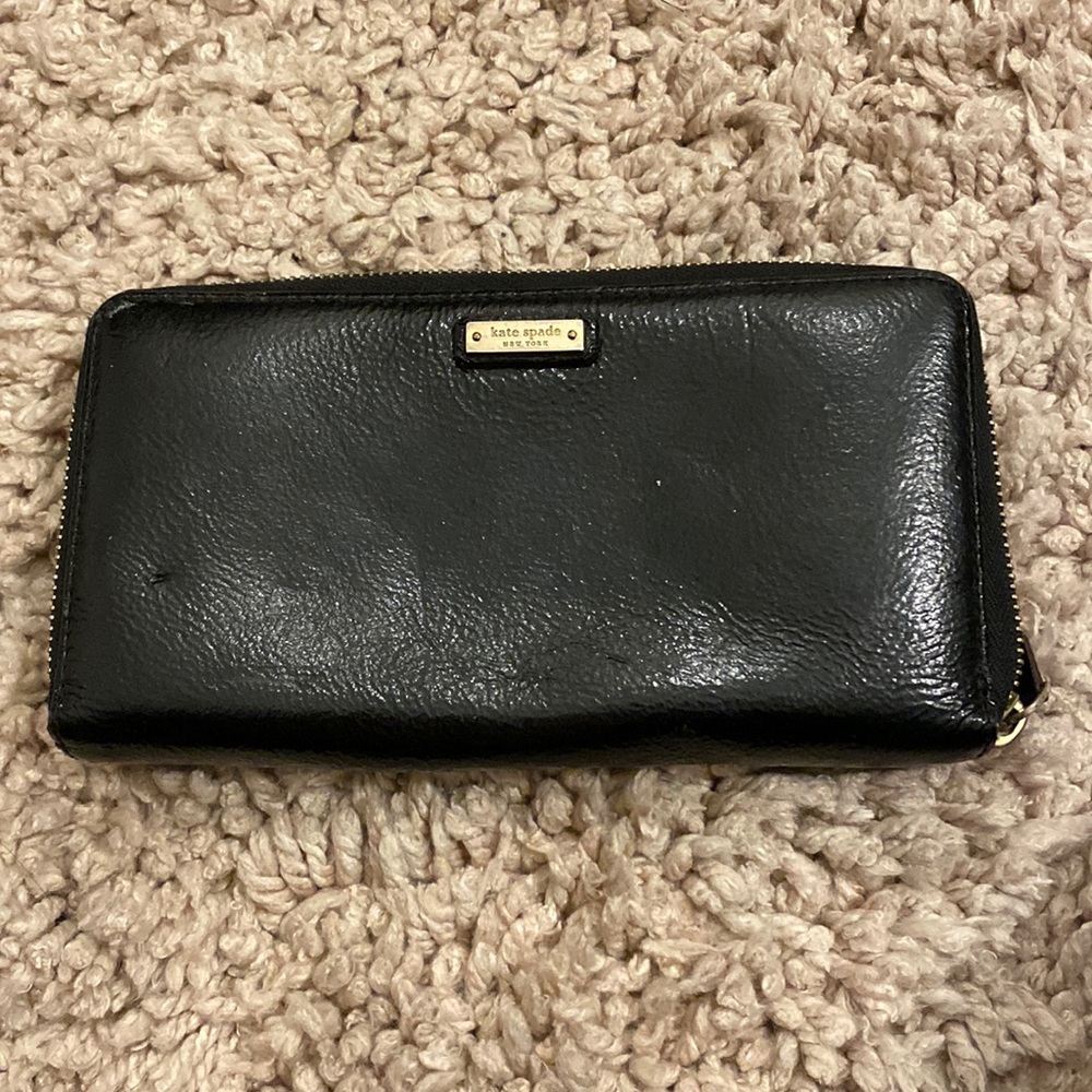 Black Kate Spade jumbo wallet: 12-credit card slots, coin and cash compartments
